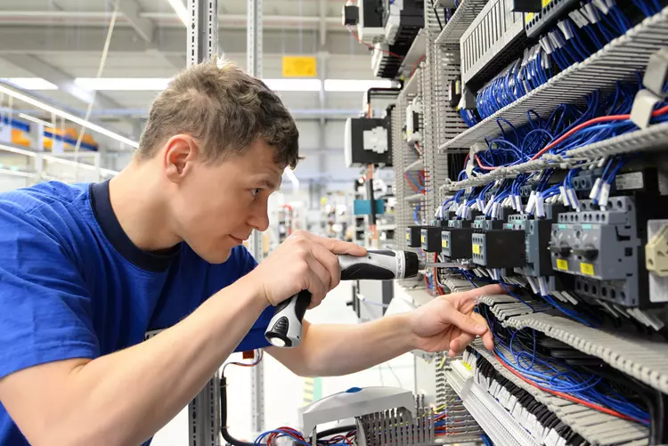 Ein bayerisches Modellprojekt gibt Hochschulaussteigern eine zweite Chance und gilt bundesweit als beispielhaft. Foto: Eckert Schulen/Fotolia