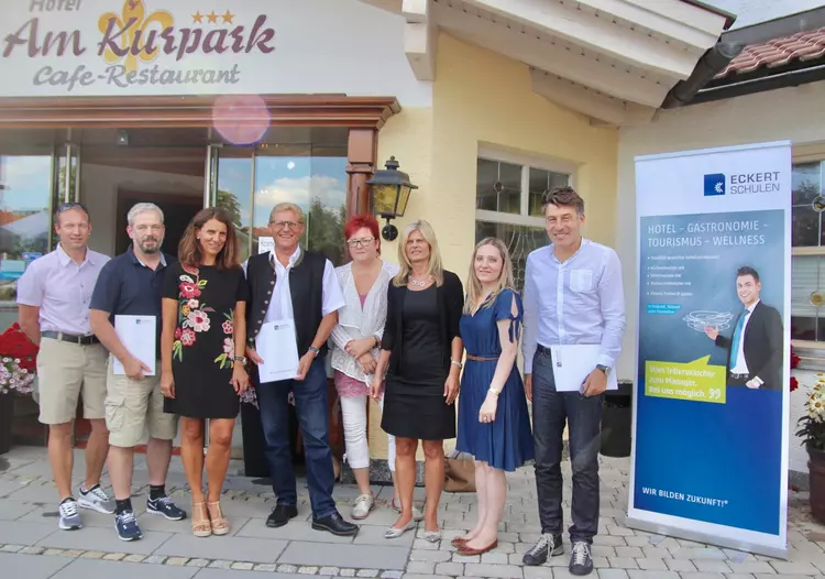 Mit einer gemeinsamen Offensive wollen Bayerwald-Hoteliers und die einzige Hotelfachschule Ostbayerns in Regenstauf, die Eckert-Hotelfachschule bei Regensburg, künftig in enger Abstimmung neue Wege suchen, um den Fachkräftemangel in Gastronomie und Hotellerie gemeinsam zu lindern. Foto: Eckert Schulen