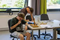 Studierende der Maschinenbautechnik arbeiten während der HOP-Woche 2026 gemeinsam an praxisnahen technischen Projekten.