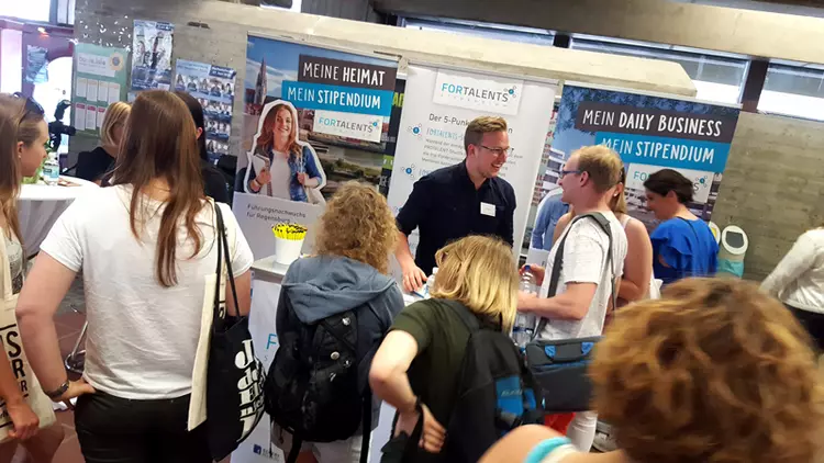 Drei führende, familiengeführte Regensburger Unternehmen geben mit ihrem Stipendienprogramm FORTALENTS akademischen Talenten berufliche Zukunftsperspektiven in der Region. Foto: Eckert Schulen