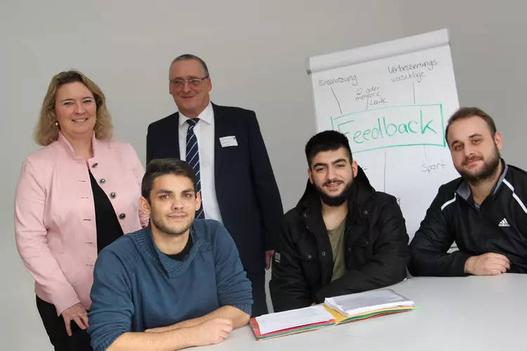 Bayerns Integrationsbeauftragte Kerstin Schreyer und Thomas Skowronek, Geschäftsführer bei den Eckert Schulen, schauten beim zehnten Geburtstag des Bildungszentrums Kelheim Teilnehmern über die Schulter. Die Integrationsbeauftragte des Freistaats Bayern, Kerstin Schreyer, würdigte die Initiative „Rückenwind“ als vorbildlich, um Menschen mit nicht-deutschen Wurzeln eine Perspektive auf eine Arbeit zu eröffnen: „Wer mit dem Herzen ankommen will, muss eine Arbeit haben“, sagt sie.