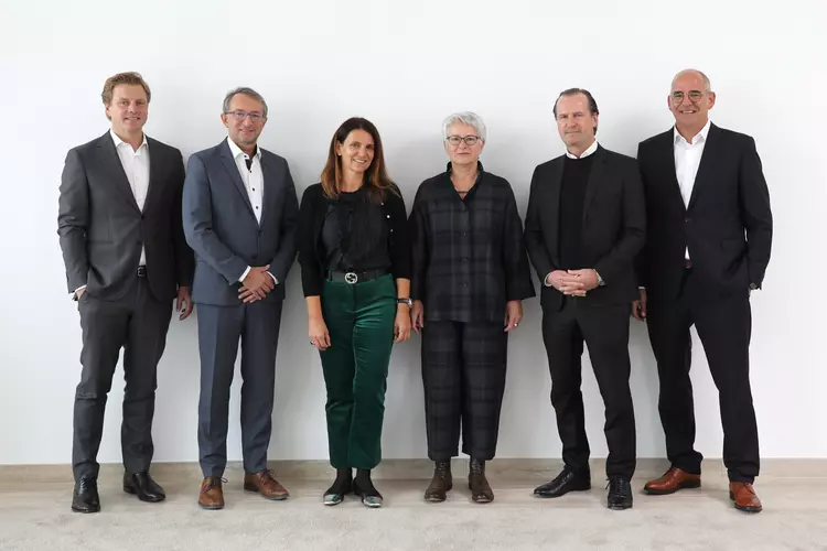 Das Erfolgsteam der Eckert Schulen - Alexander Eckert Freiherr von Waldenfels, Vorstandsvorsitzender (2.v.r.) mit den Vorständen Michael Weinelt, Stephan Koller und Alexander Schubert (v.l.n.r.), Andrea Radlbeck, Leitung Unternehmenskommunikation und Marketing (3.v.l.) und Gerlinde Hagedorn-Lohr, vom zentralen Qualitätsmanagement (3.v.r.). 