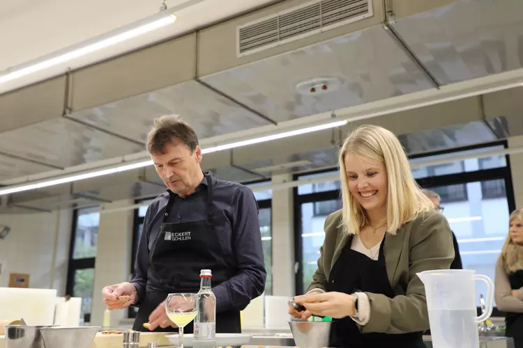 Nach dem persönlichen Austausch der Excellence-Partner mit den jeweiligen Schul- und Fachbereichsleitern im Barocksaal stand ein besonderer Erlebnis-Workshop am Tagesprogramm: Ein gemeinsames Weihnachtsbacken. 