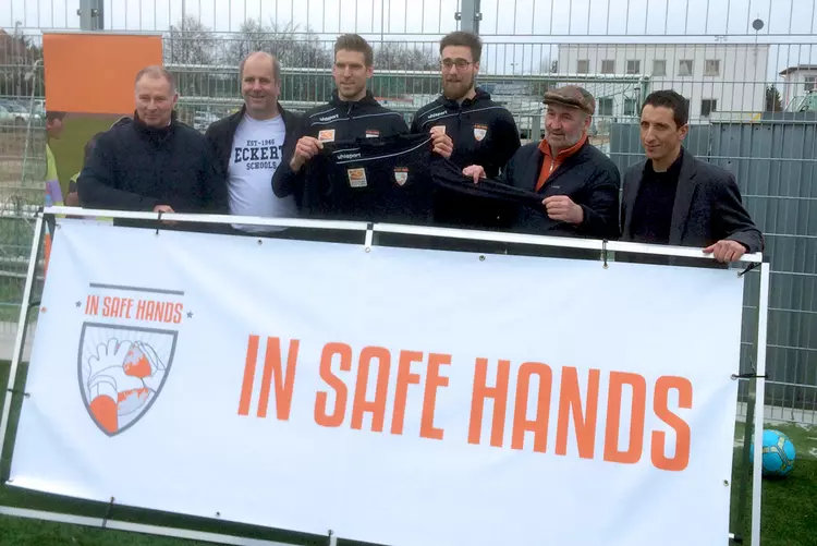 Ein starkes Team: Gemeinsam mit dem FC Augsburg unterstützen die Eckert Schulen Augsburg das Flüchtlingsprojekt "In safe hands"