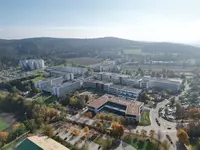 Die Eckert Schulen, einer der größten privaten Bildungsanbieter Deutschlands, werden neues Mitglied im Maschinenraum. Mit dem Beitritt erweitert das seit 1946 in Bayern verwurzelte Familienunternehmen seine Vernetzung mit anderen mittelständischen Familie Die Eckert Schulen, einer der größten privaten Bildungsanbieter Deutschlands, werden neues Mitglied im Maschinenraum. Mit dem Beitritt erweitert das seit 1946 in Bayern verwurzelte Familienunternehmen seine Vernetzung mit anderen mittelständischen Familienunternehmen – und setzt gezielt auf gemeinsamen Wissensaustausch, um den eigenen Transformationsprozess zu stärken und neue Impulse für die Zukunft zu gewinnen. Foto: Eckert Schulen