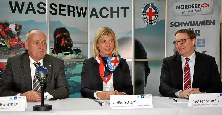 (V.l.n.r.) Siegfried Böhringer, Regenstaufs erster Bürgermeister, Ulrike Scharf, Bayerns Umweltministerin und Holger Schmitt, Geschäftsführer der NORDSEE GmbH sind vom Projekt „Schwimmen für ALLE“ begeistert.