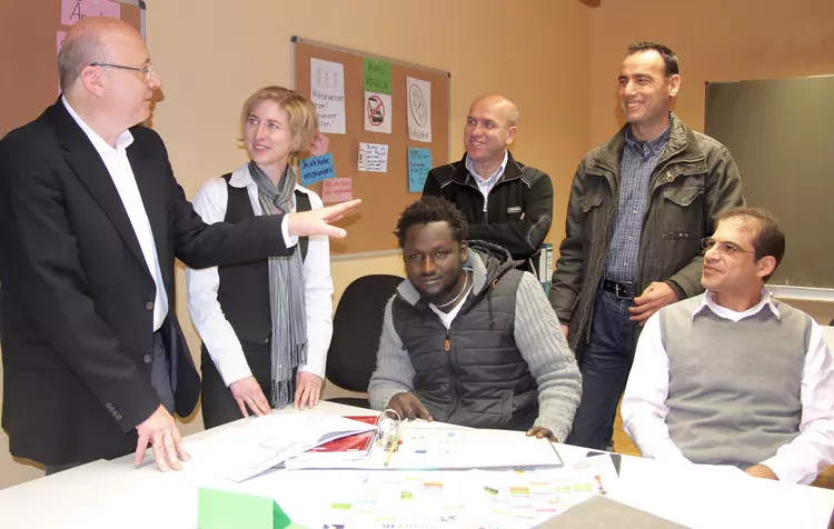 Bayerns Integrationsbeauftragter Martin Neumeyer (links) zeigte sich bei einem Besuch des Pilotprojekts „Rückenwind“ in Kelheim im Gespräch mit Standortleiterin Karin Hiltl angetan von der Idee und dem Konzept des Modells der Eckert Schulen.