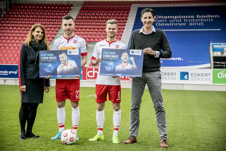 (v.l.n.r.) Andrea Radlbeck (Leitung Marketing, Aus- und Weiterbildungsberatung bei den Eckert Schulen) mit den Jahn-Profis Sargis Adamyan und Benedikt Saller sowie dem Geschäftsführer Profifußball des SSV Jahn Regensburgs Dr. Christian Keller