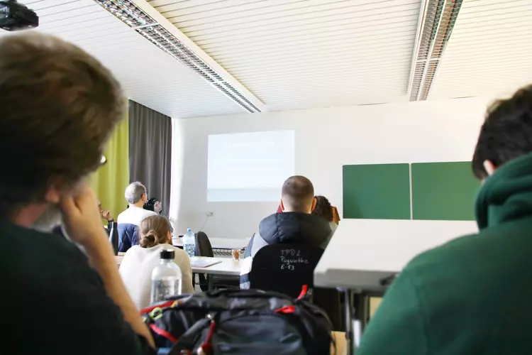 Augenoptiker sind Spezialisten rund um das Sehen. Das Tätigkeitsfeld erstreckt sich vom Erfassen der Sehprobleme über die Darstellung der Lösungsmöglichkeiten bis zur Anfertigung und der individuellen Anpassung des Korrektionsmittels (Brille, Kontaktlinse, vergrößernde Sehhilfe). 