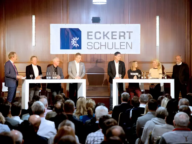 Jede Situation als Chance begreifen, war das Fazit der Eckert-Talkrunde mit Moderator Tilmann Schöberl, „Physio-Legende“ Klaus Eder, Biathlon-Olympiasieger Fritz Fischer, Eishockey-Trainer Max Kaltenhauser, Dr. Christian Keller, Geschäftsführer Profifußball beim SSV Jahn Regensburg, Sky-Sportmoderatorin Nele Schenker, Ultramarathon-Läuferin Holly Zimmermann und Gottfried Steger, stellvertretender Vorstandsvorsitzender der Eckert Schulen (v.l.n.r.).