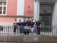 KBM Exkursion 1 Gruppe von Teilnehmenden der KBM-Klasse vor dem Eingang des Arbeitsgerichts Regensburg.
