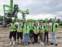 Gruppenfoto der angehenden Maschinenbautechniker gemeinsam mit ihrer Klassenleitung auf dem Werksgelände von SENNEBOGEN in Straubing.