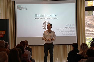 Dr. Volker Busch (Facharzt für Neurologie, Psychatrie und Psychotherapie) hielt einen spannenden Vortrag zum Thema "Einfach machen - Keine Angst vor Veränderung". (Foto: Eckert Schulen)