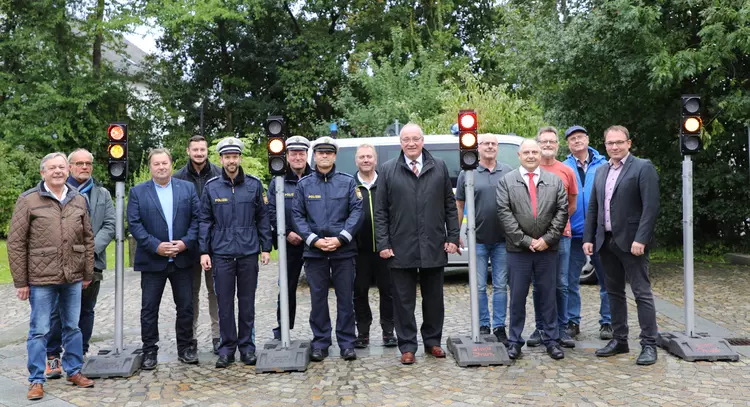 Johann Niedermeier (Dozent, Dr. Eckert Akademie, links) gemeinsam Franz Löffler (Landrat des Landkreises Cham), Martin Stoiber (erster Bürgermeister Cham), Christian Schindler (1. Vorsitzender der Kreisverkehrswacht Cham e.V.) und weiteren Projektpartnern und Sponsoren bei der Übergabe der Ampelanlagen am Landratsamt Cham. (Foto: Eckert Schulen)