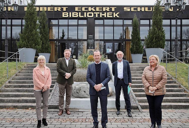 Bayerns Arbeits- und Sozialministerin Carolina Trautner will die Chancen beruflicher Weiterbildung künftig noch stärker in den Fokus rücken, wie sie bei einem Besuch am Campus der Eckert Schulen in Regenstauf (Kreis Regensburg) deutlich machte. 