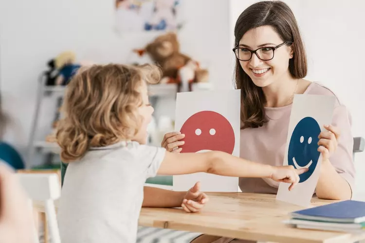 Der DIPLOMA Bachelor of Arts (B.A.) Soziale Arbeit am Studienzentrum in Regenstauf bereitet Studenten optimal auf die unterschiedlichen Einsatzgebiete in der Sozialen Arbeit vor. (Foto: Shutterstock)