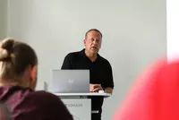 Hr. Bernd Sämann referierte am Eckert-Campus vor den angehenden Sanitär-, Heizungs- und Klimatechnikern über das Prinzip der Deckenstrahlplatten.