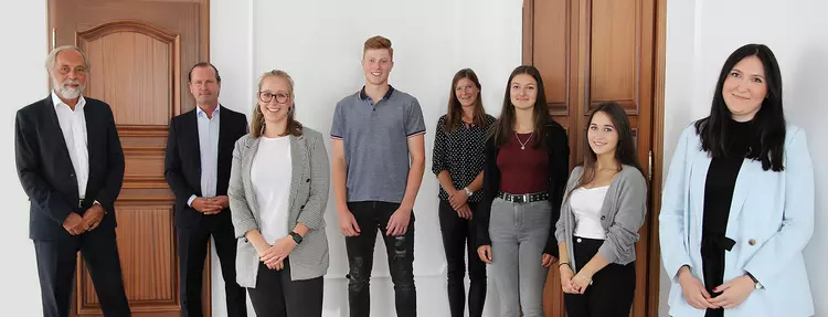 Stefanie Gradl, Chiara Keller, Marlene Konopik und Stella Kapidzija beginnen ihre Ausbildung zur Kauffrau für Büromanagement am Campus der Eckert Schulen in Regenstauf vor den Toren Regensburgs. Tim Fischer startet eine Lehre zum Schreiner. Foto: Eckert Schulen